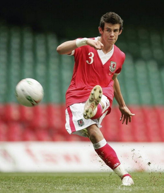 1. Sự ra mắt: Giggs ở tuổi 17 và 321 ngày khi lần đầu tiên thi đấu cho xứ Wales, và anh giữ kỷ lục là cầu thủ trẻ nhất trong lịch sử đội tuyển trong 7 năm. Tuy nhiên phải 2 năm sau ngày ra mắt, Giggs mới ghi bàn, do đó anh không phải là một cú hích ngay từ đầu. Bale khác hẳn: ra sân cho xứ Wales khi mới 16 tuổi 315 ngày vào năm 2006, và trong cùng năm đó anh trở thành người ghi bàn trẻ nhất trong lịch sử đội tuyển ở vòng loại EURO 2008. Tỷ số: Gareth Bale 1-0 Ryan Giggs.